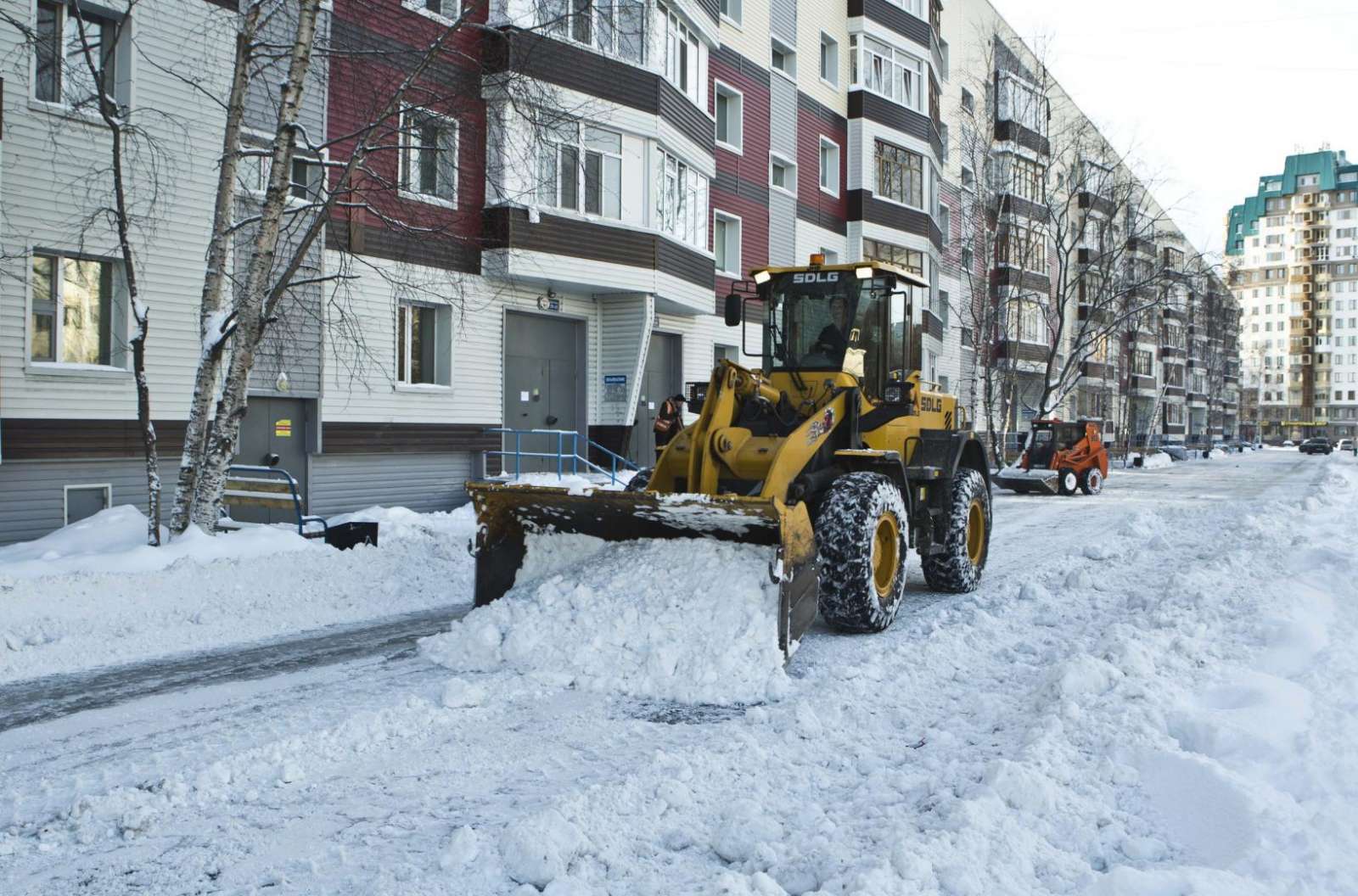 Чистка дворов и улиц г. Челябинска и г. Копейска от снега и наледи.